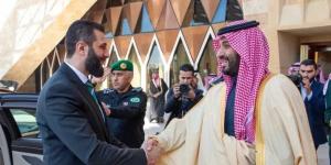 شاهد كيف استقبل ولي العهد السعودي محمد بن سلمان الرئيس السوري أحمد الشرع في الرياض - تدوينة الإخباري