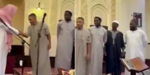 شاهد.. ساديو ماني نجم النصر السعودي يشارك في اعتناق شخص للإسلام - تدوينة الإخباري