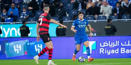 بالفيديو.. رد فعل جماهير الهلال ضد حكم مباراة الرياض ـ عاجل - تدوينة الإخباري