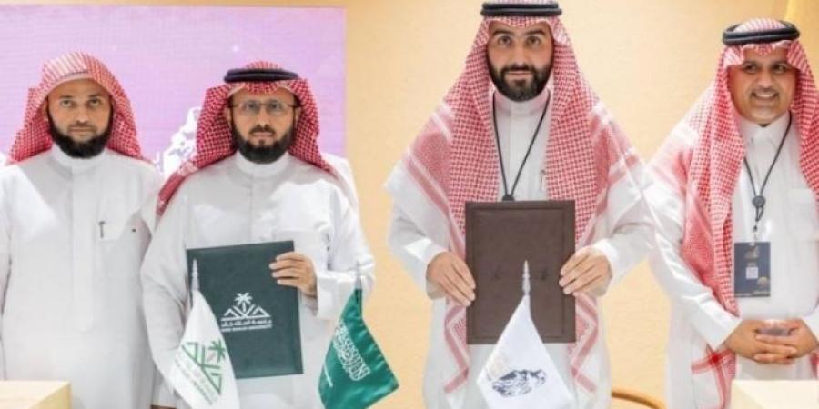 أخبار الرياضة - توقيع مذكرة تعاون بين نادي الصقور السعودي وجامعة خالد لتنفيذ أبحاث في موروث الصقارة - تدوينة الإخباري