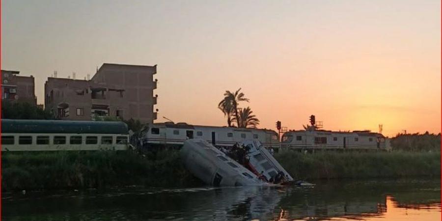 في حادث تصادم.. سقوط عربات قطارين في إحدى الترع جنوب مصر ووقع إصابات - تدوينة الإخباري