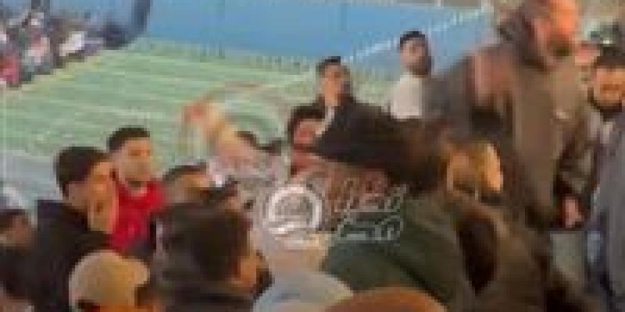 بعد الهزيمة أمام بيراميدز.. جماهير الزمالك تعتدي على حسين لبيب رئيس النادي بألفاظ خارجة| فيديو - تدوينة الإخباري