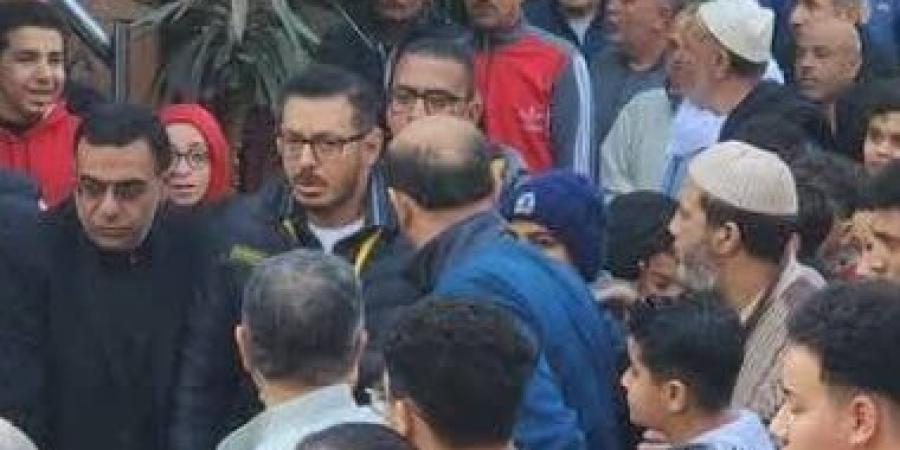 مصطفى شعبان فى جنازة شقيقه الأصغر بمسقط رأسه فى المنوفية.. صور - تدوينة الإخباري