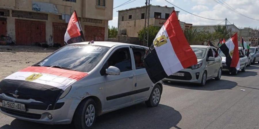 وقفات جماهيرية في شارع صلاح الدين في دير البلح دعماً للموقف المصري برفض تهجير سكان غزة - تدوينة الإخباري