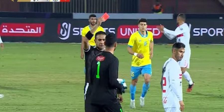 الدوري الممتاز: ناصر ماهر لاعب الزمالك يحصل على البطاقة الحمراء بعد ضرب مدافع الإسماعيلي بدون كرة - تدوينة الإخباري