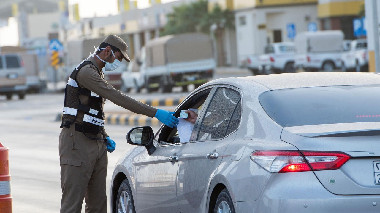المرور السعودي: ضبط المئات من المركبات زاحمت مواقف ذوي الاحتياجات الخاصة ودراجات نارية مخالفة