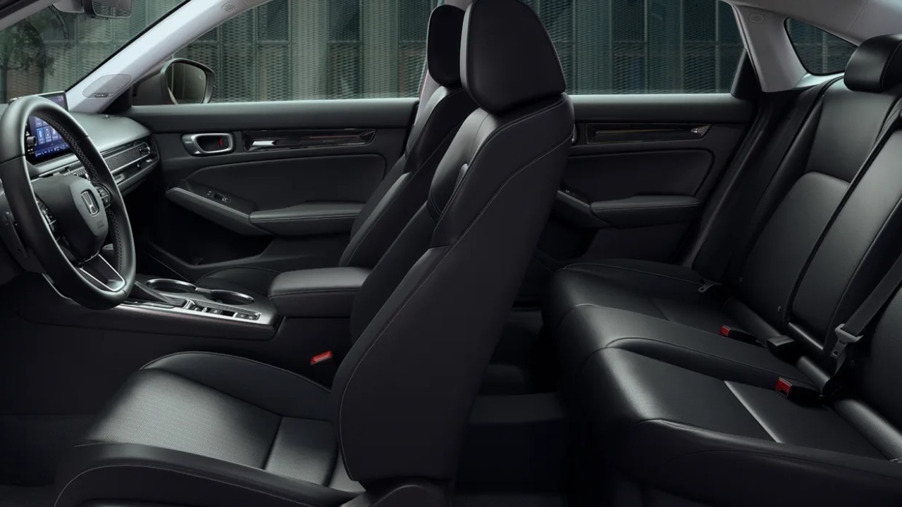 سيارة هوندا سيفيك Honda Civic 2024 بتصميم انسيابي عصري 4 تقنيات Honda Civic 2024