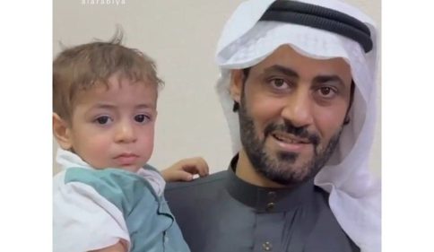 عاجل.. مواطن يخاطر بحياته ويعترض مركبة مسرعة لإنقاذ طفل (فيديو)