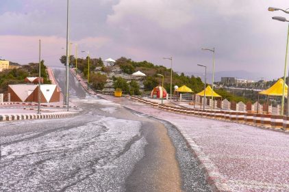 حبات البرد تغطي شوارع النماص