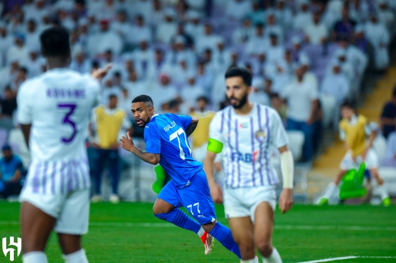 تشكيل الهلال أمام العين