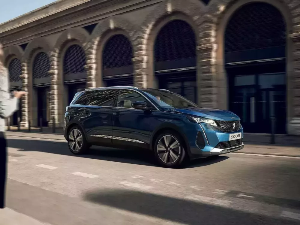 يعكس تصميم بيجو E-5008 الجديد توازنا بين القوة والأناقة تحت فئة الـ SUV