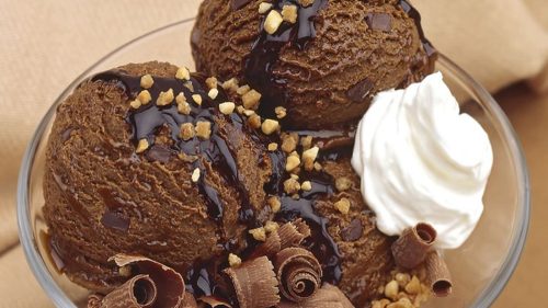 طريقة عمل أيس كريم شيكولاتة في المنزل بمكونات معدودة