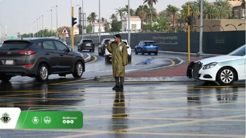 المرور السعودي يُحذر من 5 سلوكيات هامة أثناء القيادة عند هطول الأمطار