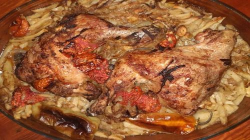 بطاطا مقلية مع الدجاج بصوص السيراتشا