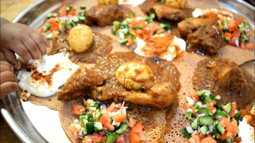 بهارات الحبشي المختلف.. خطوات تحضير الزقني بالطريقة الأثيوبية الدجاج مع بعض المكونات الأخرى 1 بهارات الحبشي المختلف.. خطوات تحضير الزقني بالطريقة الأثيوبية الدجاج مع بعض المكونات الأخرى