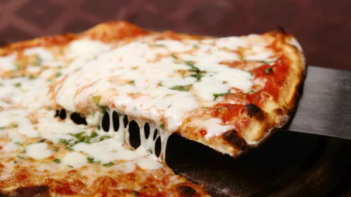 طريقة عمل بيتزا المارجريتا بخطوات سهله ومكونات معدودة بمذاق لا يقاوم