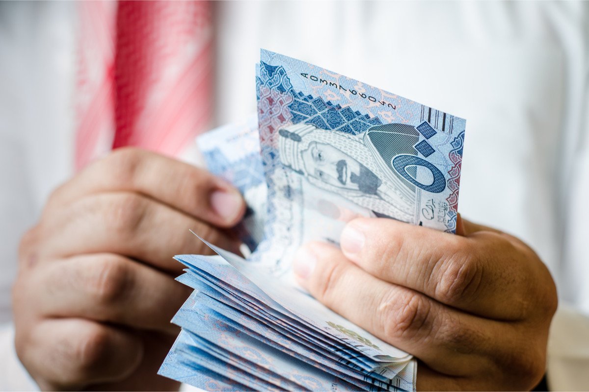 متى ينزل الراتب