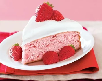 طريقة عمل كيكة الفراولة في المنزل بمكونات قليلة وخطوات سهله