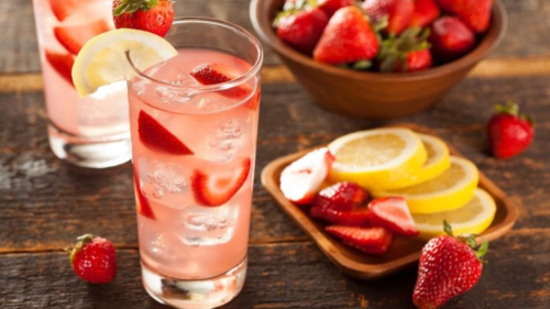 مع حلول فصل الصيف.. طريقة عصير الفراولة بالليمون للشعور بالانتعاش والترطيب من صعوبة الجو الحارق